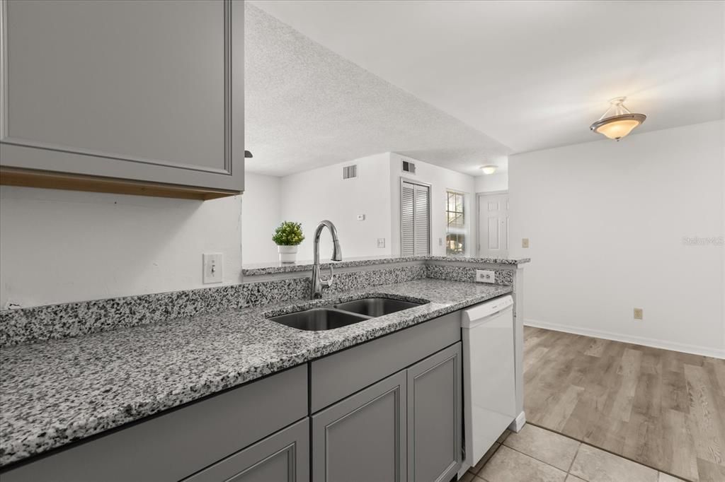 Active With Contract: $130,000 (1 beds, 1 baths, 722 Square Feet)