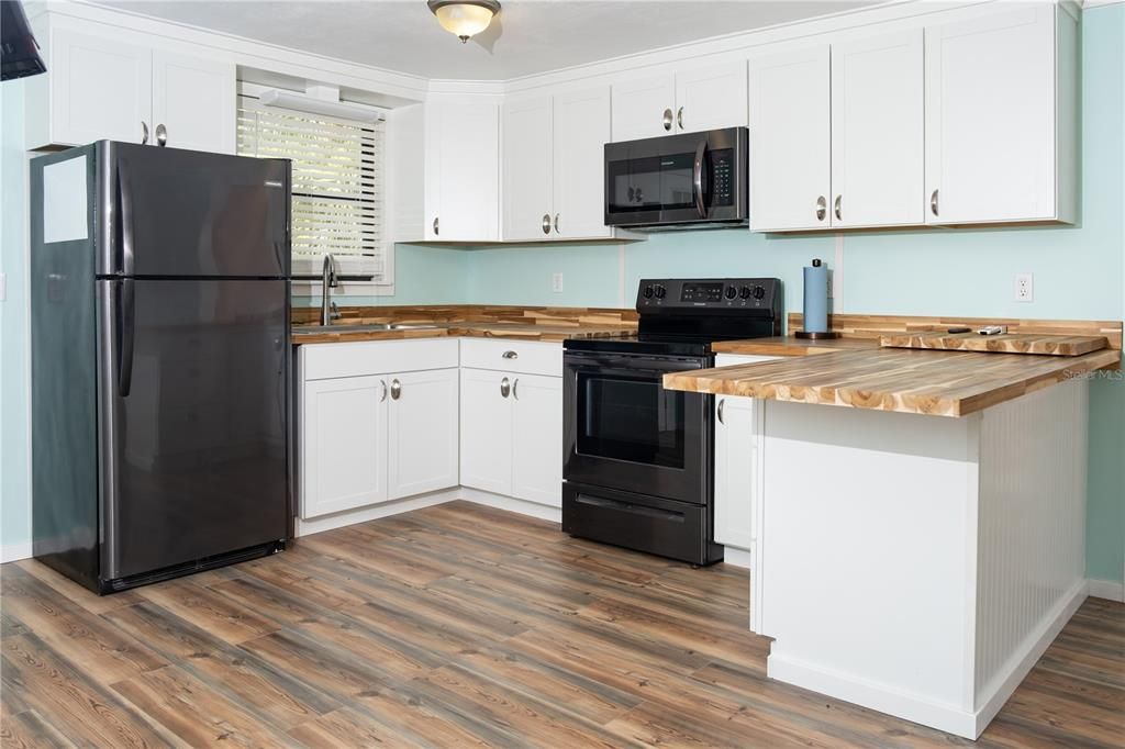 For Sale: $229,000 (2 beds, 1 baths, 784 Square Feet)