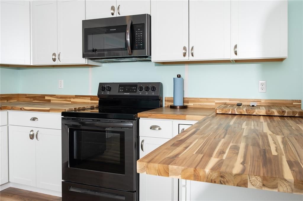 For Sale: $229,000 (2 beds, 1 baths, 784 Square Feet)