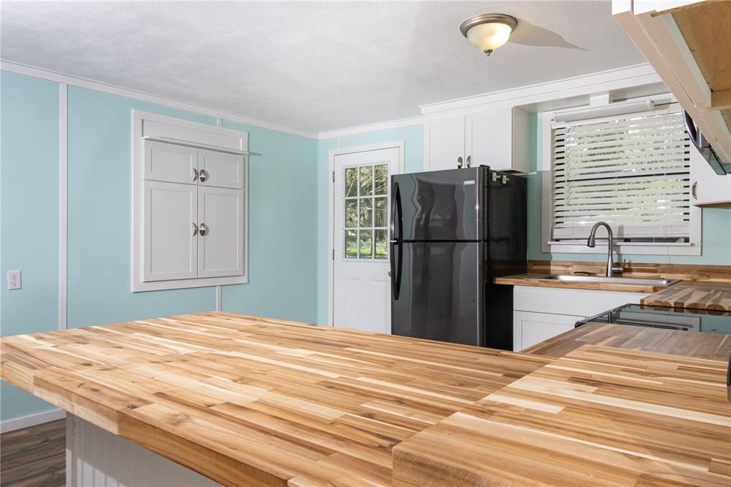 For Sale: $229,000 (2 beds, 1 baths, 784 Square Feet)