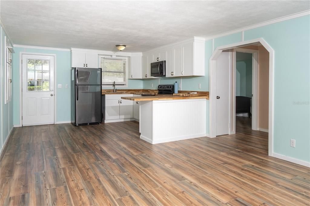 For Sale: $229,000 (2 beds, 1 baths, 784 Square Feet)