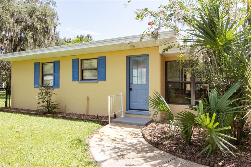 For Sale: $229,000 (2 beds, 1 baths, 784 Square Feet)