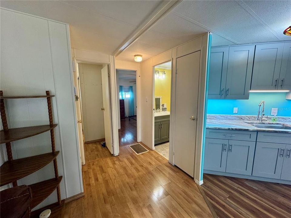 На продажу: $159,900 (2 спален, 2 ванн, 864 Квадратных фут)