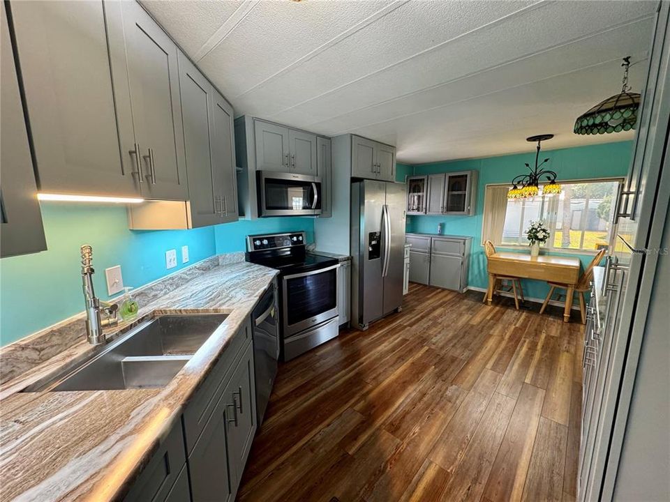 На продажу: $159,900 (2 спален, 2 ванн, 864 Квадратных фут)