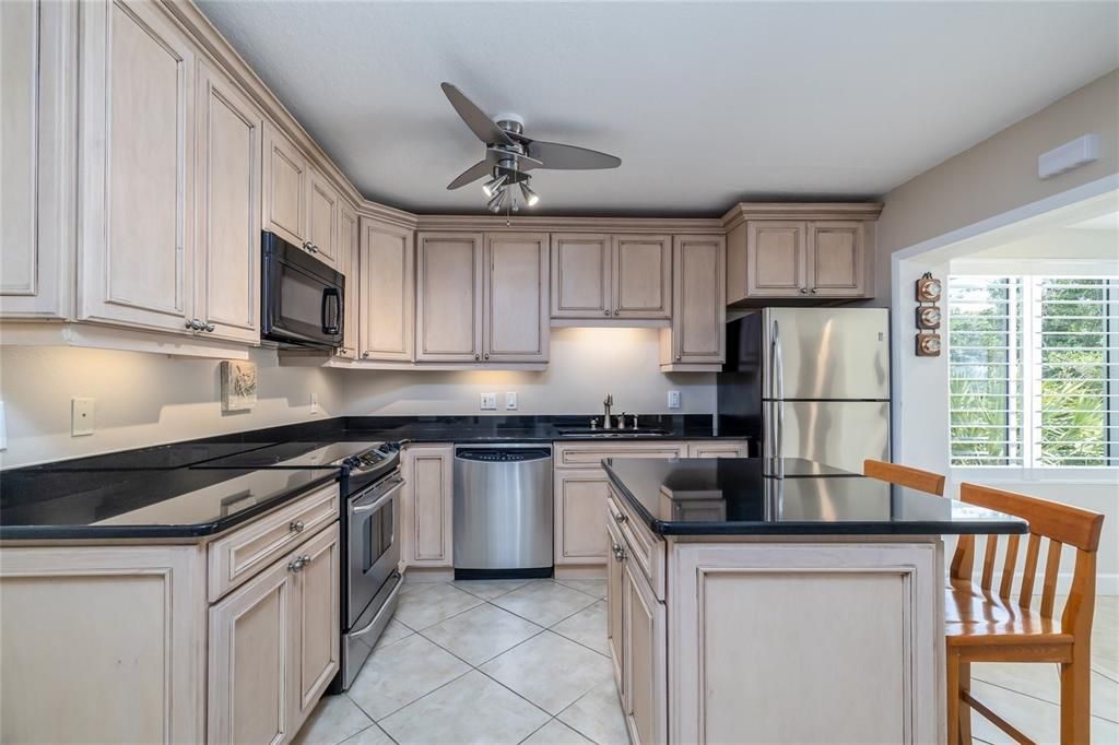 На продажу: $425,000 (2 спален, 2 ванн, 1298 Квадратных фут)