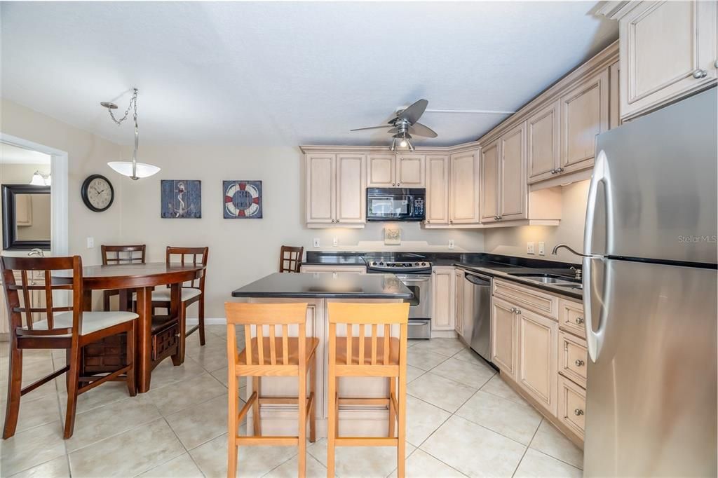 На продажу: $425,000 (2 спален, 2 ванн, 1298 Квадратных фут)