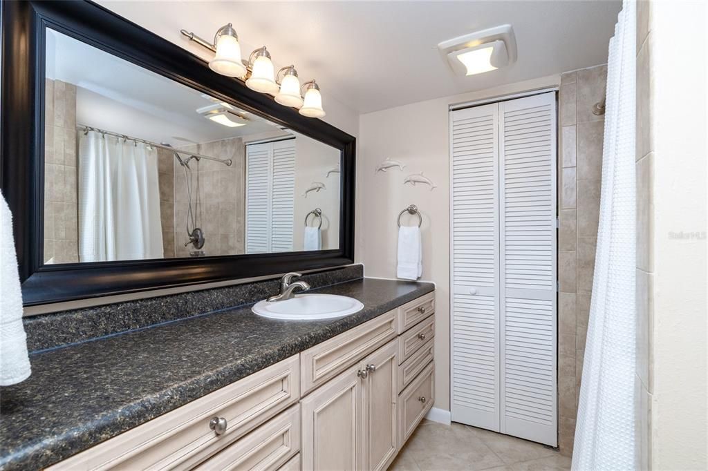 На продажу: $425,000 (2 спален, 2 ванн, 1298 Квадратных фут)