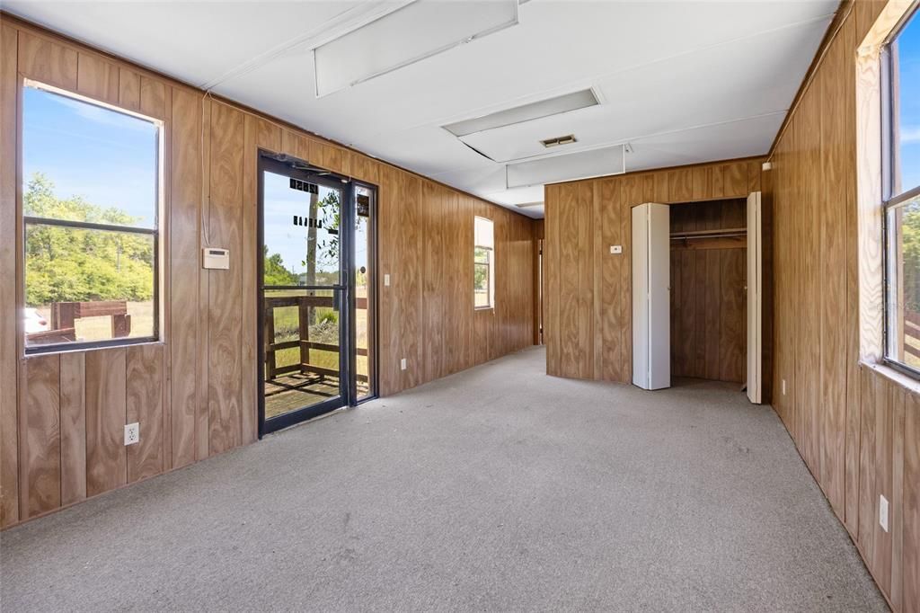 На продажу: $1,500,000 (12.80 acres)