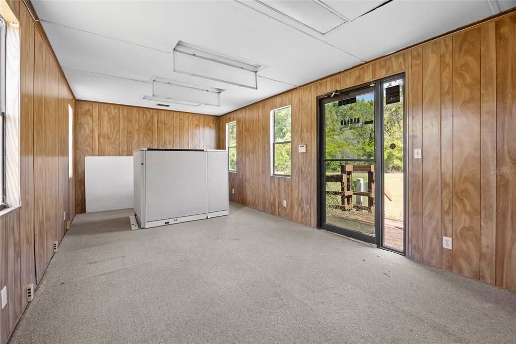 На продажу: $1,500,000 (12.80 acres)