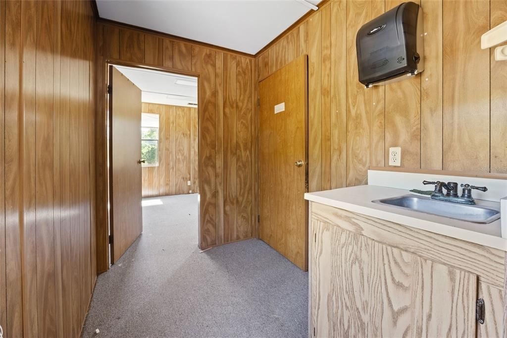 На продажу: $1,500,000 (12.80 acres)