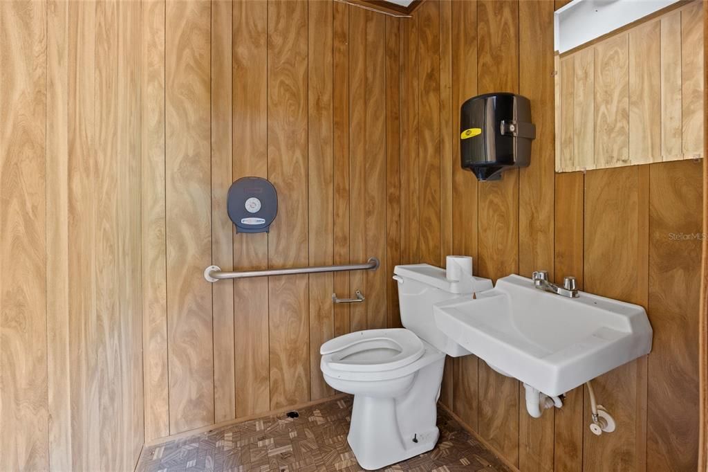 На продажу: $1,500,000 (12.80 acres)