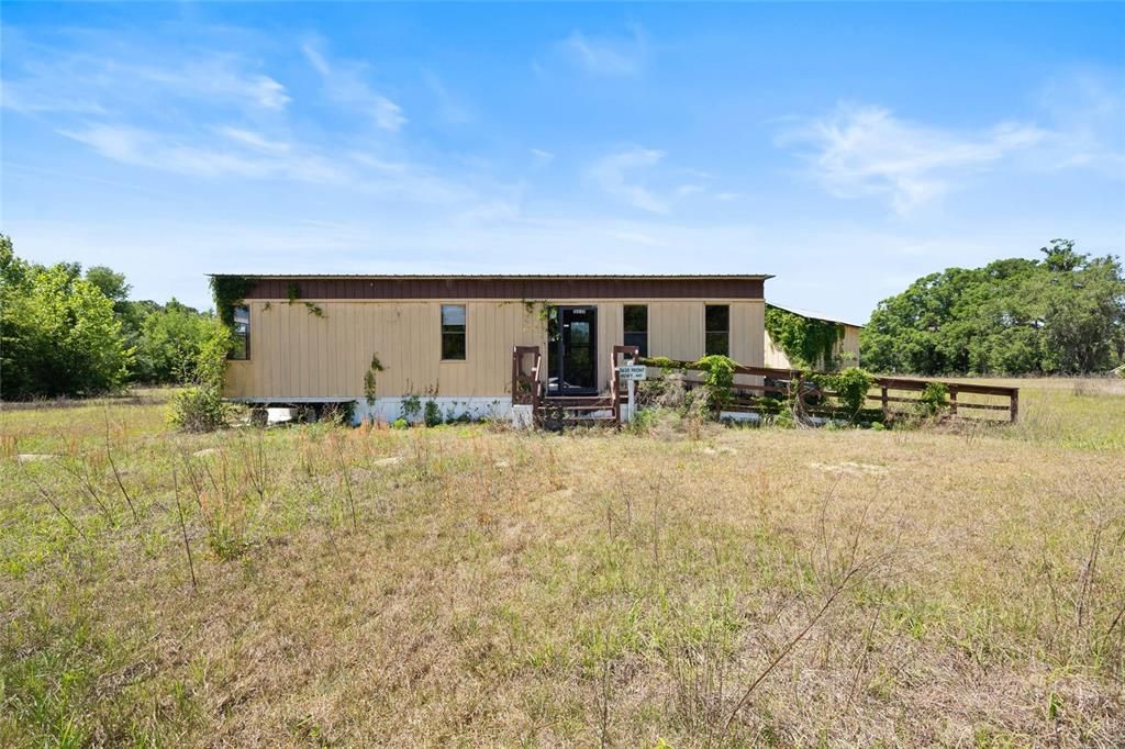 На продажу: $1,500,000 (12.80 acres)