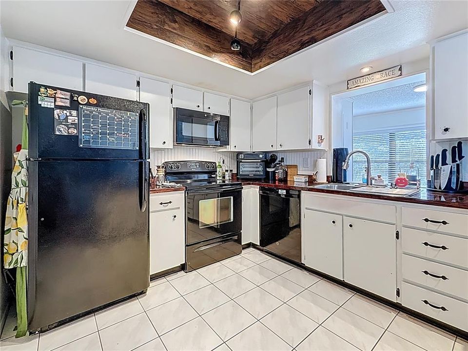 For Sale: $169,900 (1 beds, 1 baths, 805 Square Feet)