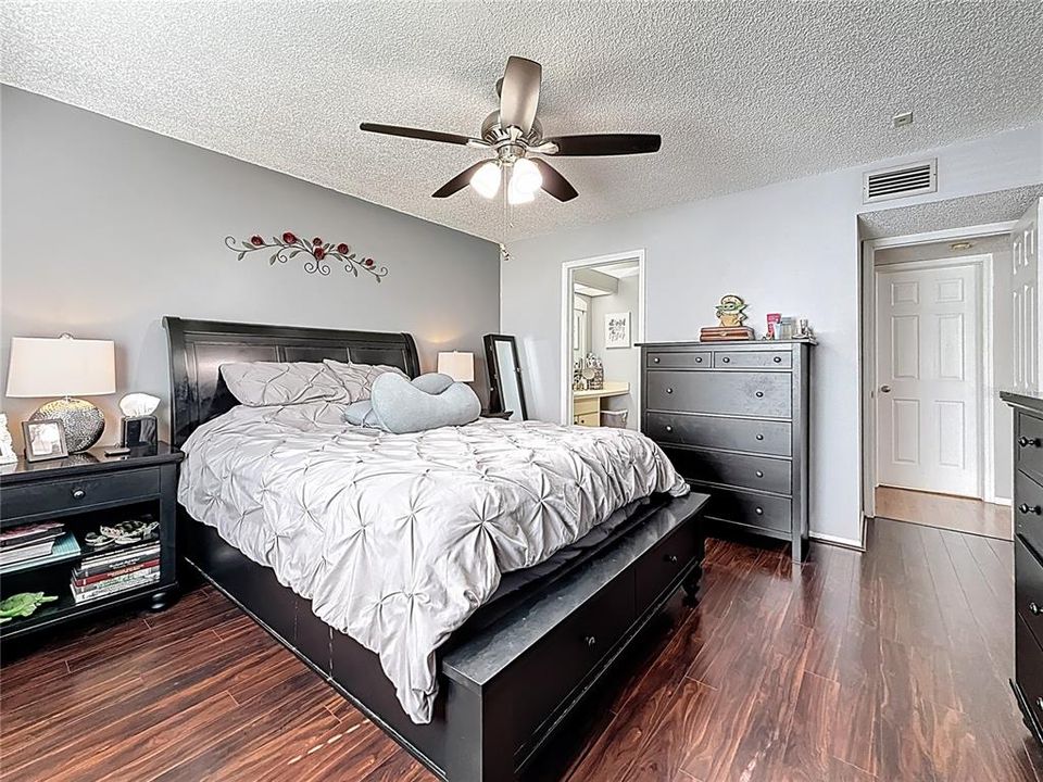 For Sale: $169,900 (1 beds, 1 baths, 805 Square Feet)