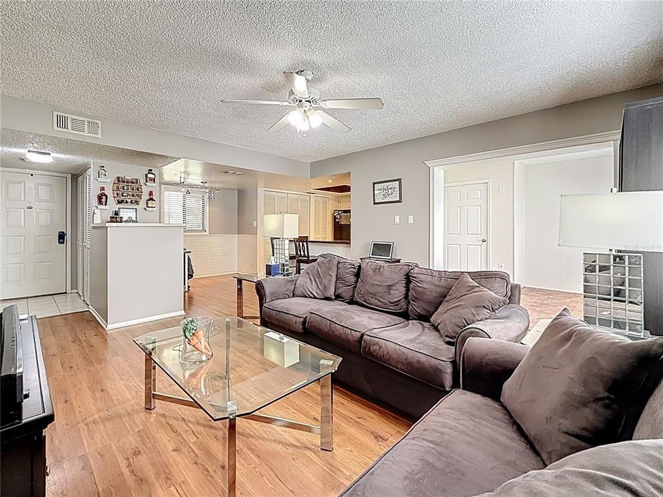 For Sale: $169,900 (1 beds, 1 baths, 805 Square Feet)