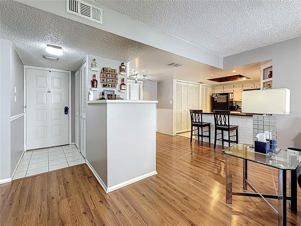 For Sale: $169,900 (1 beds, 1 baths, 805 Square Feet)