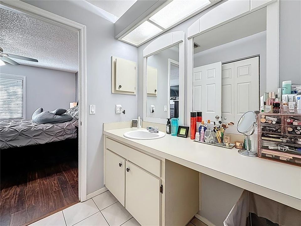 For Sale: $169,900 (1 beds, 1 baths, 805 Square Feet)