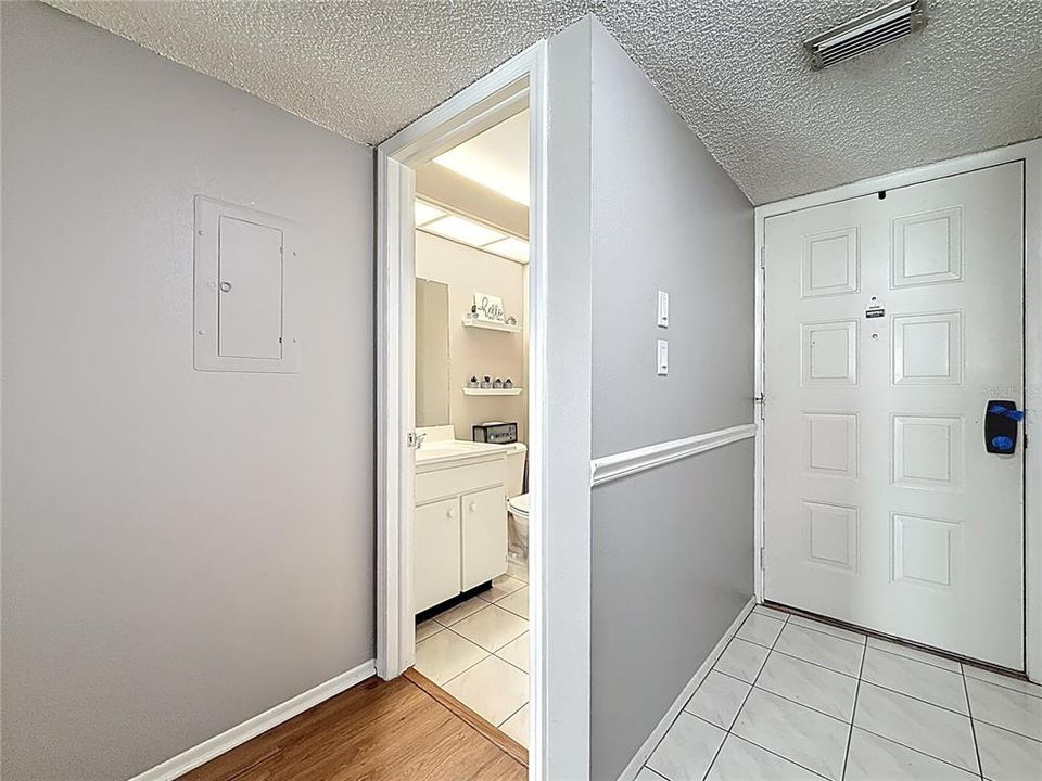 For Sale: $169,900 (1 beds, 1 baths, 805 Square Feet)