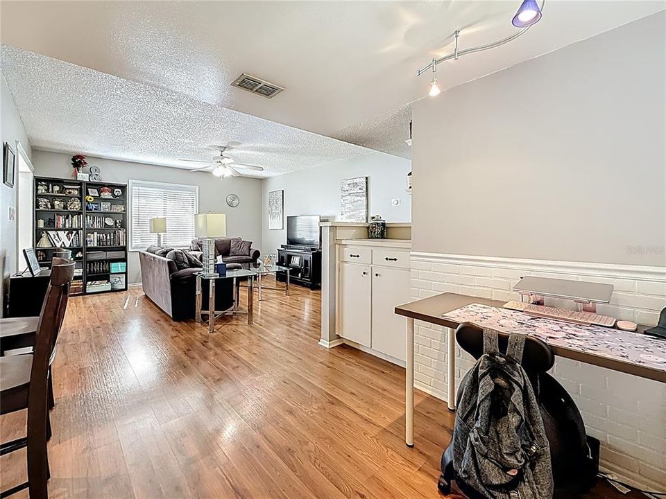 For Sale: $169,900 (1 beds, 1 baths, 805 Square Feet)