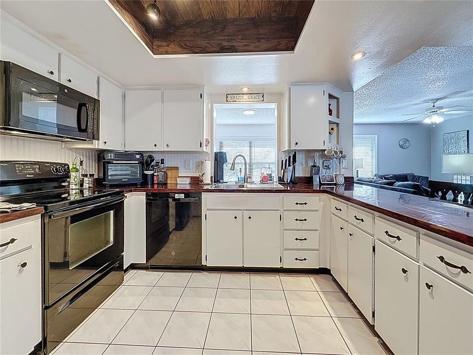 For Sale: $169,900 (1 beds, 1 baths, 805 Square Feet)