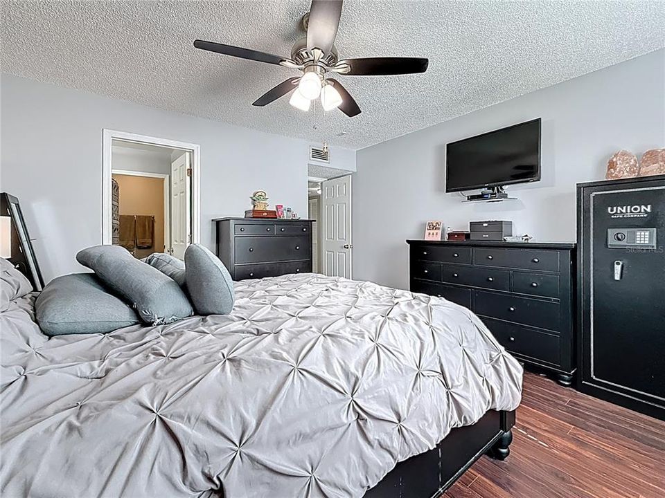 For Sale: $169,900 (1 beds, 1 baths, 805 Square Feet)