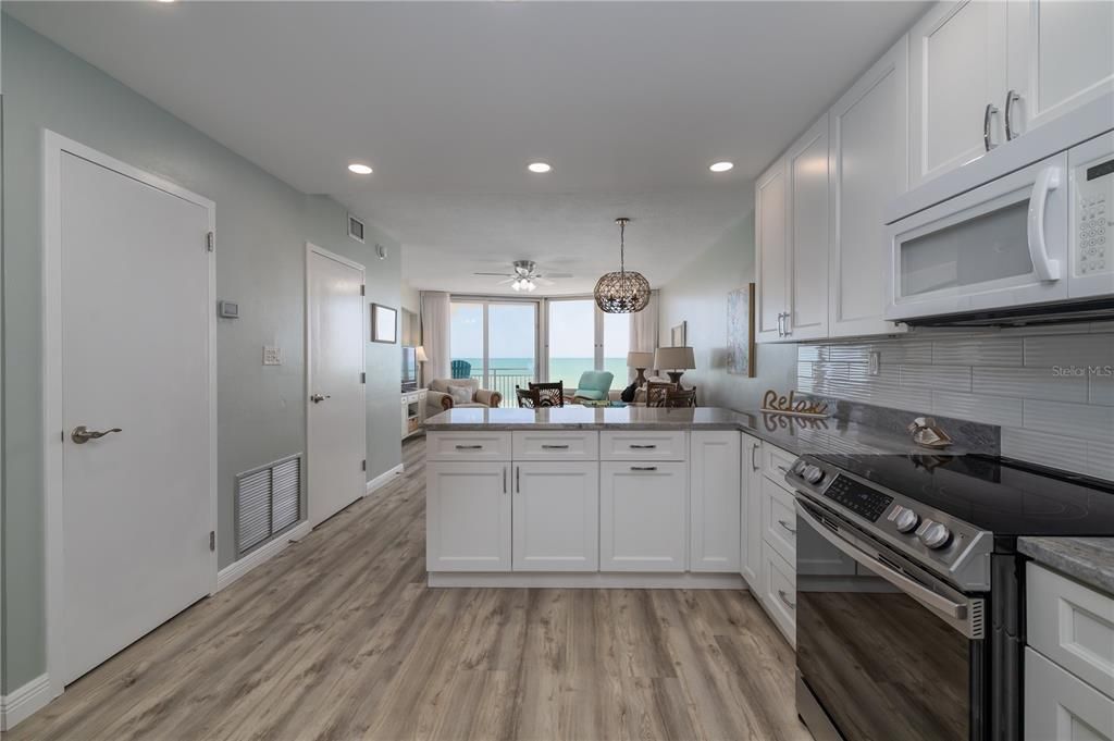 Active With Contract: $435,000 (2 beds, 2 baths, 1065 Square Feet)