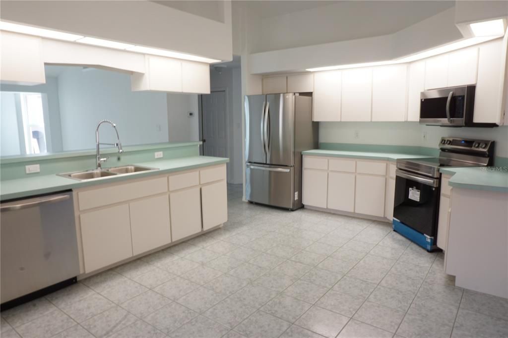 For Sale: $599,900 (3 beds, 2 baths, 1932 Square Feet)