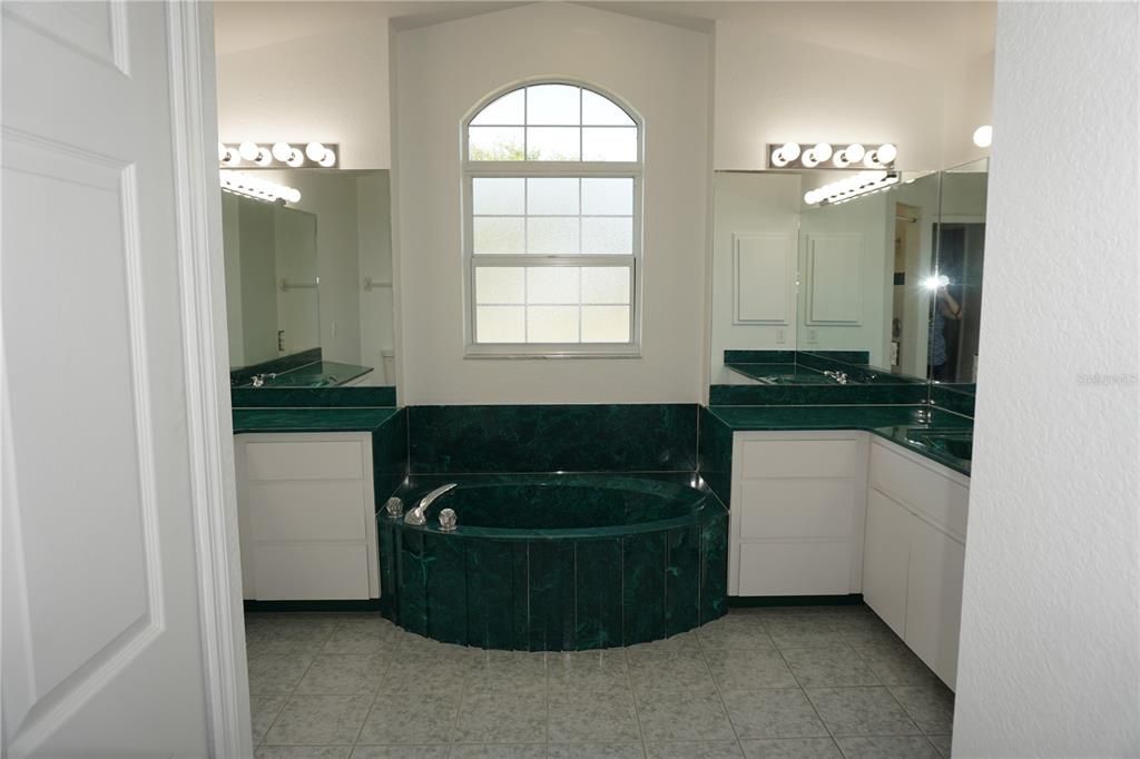 For Sale: $599,900 (3 beds, 2 baths, 1932 Square Feet)