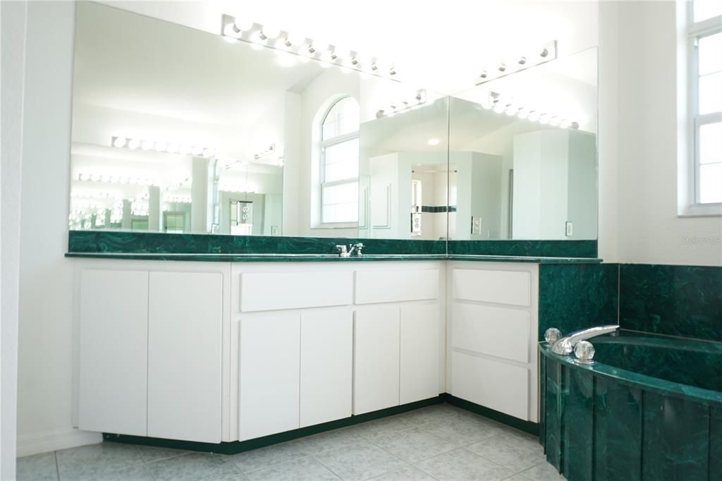 For Sale: $599,900 (3 beds, 2 baths, 1932 Square Feet)