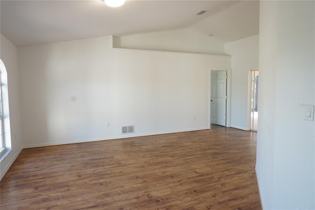 For Sale: $599,900 (3 beds, 2 baths, 1932 Square Feet)