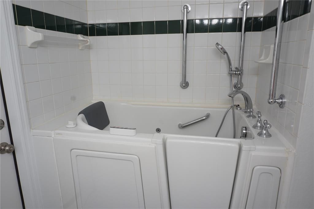 For Sale: $599,900 (3 beds, 2 baths, 1932 Square Feet)