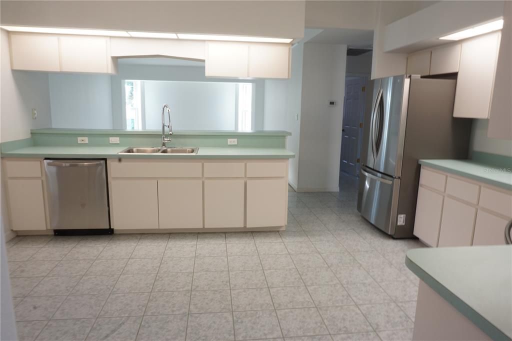 For Sale: $599,900 (3 beds, 2 baths, 1932 Square Feet)