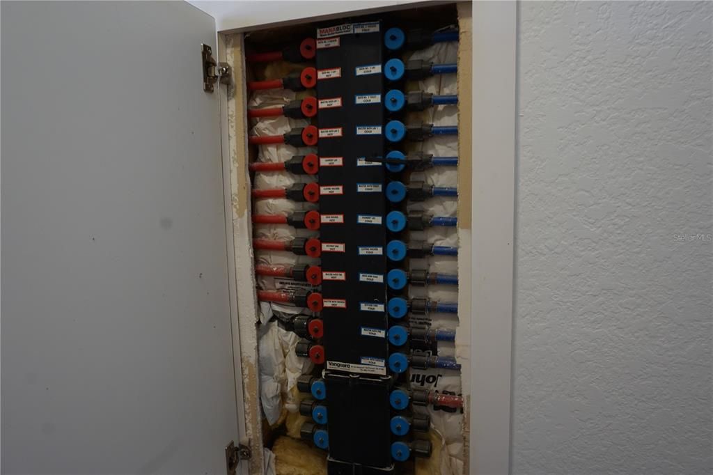 For Sale: $599,900 (3 beds, 2 baths, 1932 Square Feet)