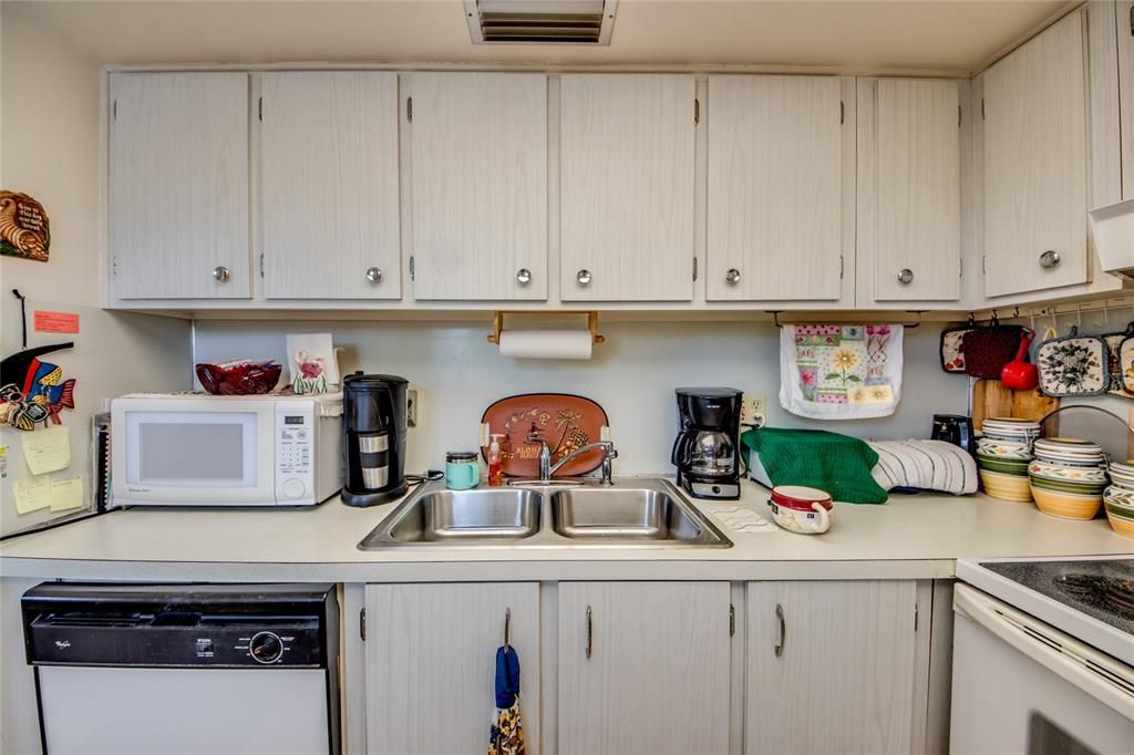 For Sale: $74,900 (2 beds, 1 baths, 1056 Square Feet)