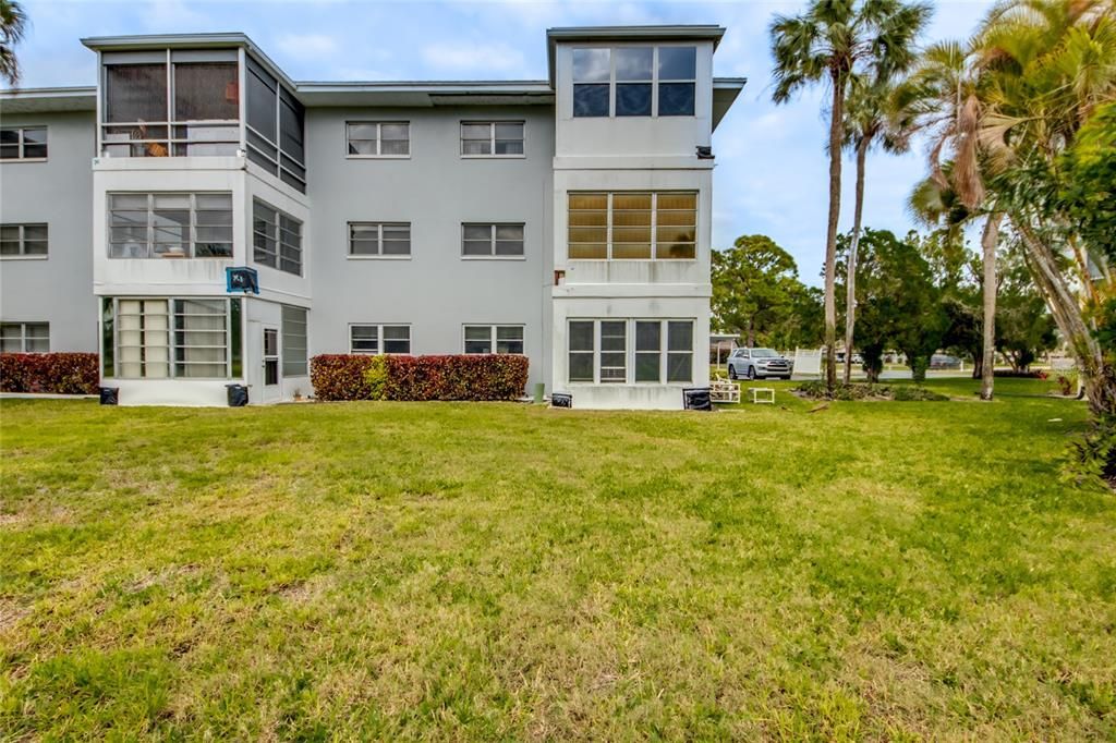 For Sale: $74,900 (2 beds, 1 baths, 1056 Square Feet)