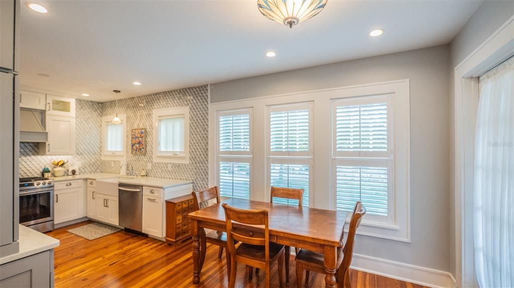 合同活跃: $698,000 (4 贝兹, 3 浴室, 2152 平方英尺)