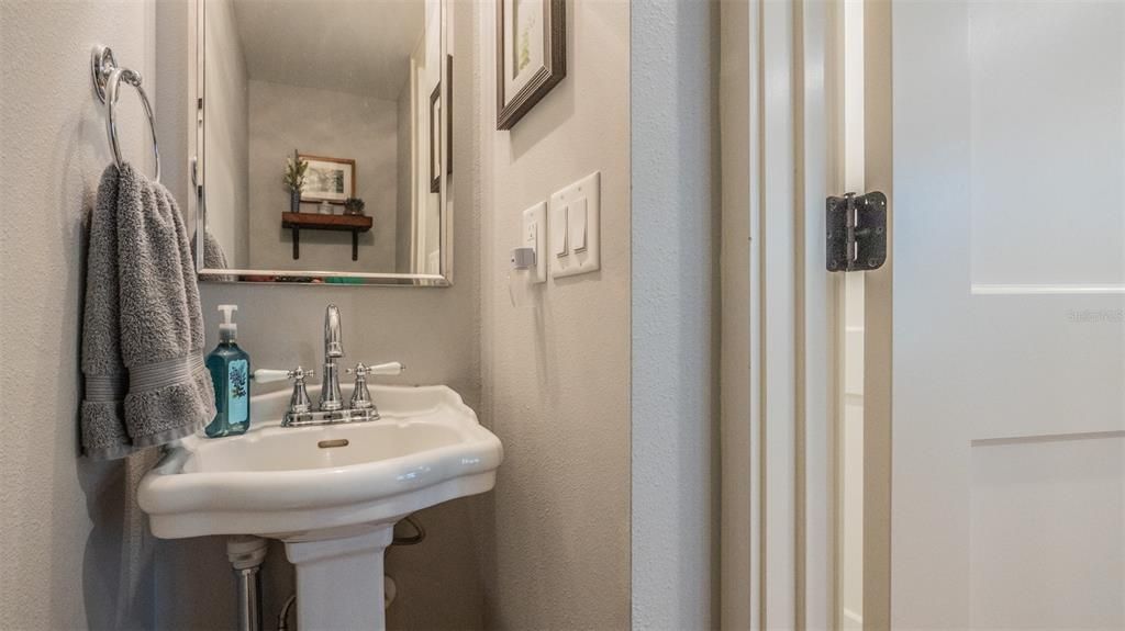 合同活跃: $698,000 (4 贝兹, 3 浴室, 2152 平方英尺)