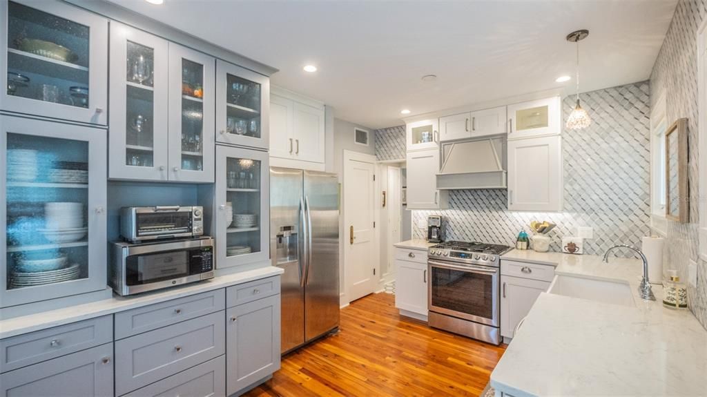 合同活跃: $698,000 (4 贝兹, 3 浴室, 2152 平方英尺)