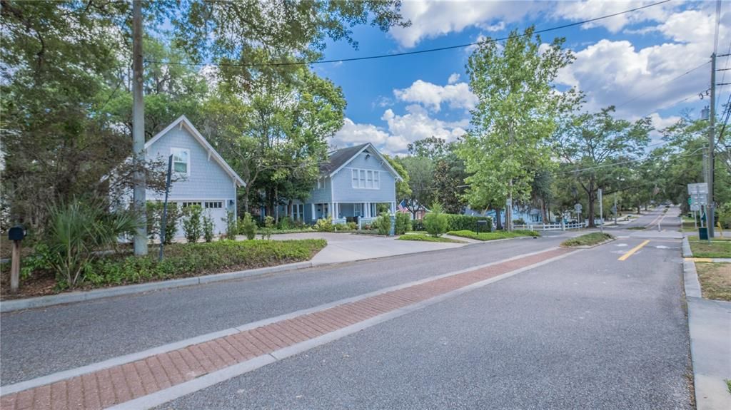 合同活跃: $698,000 (4 贝兹, 3 浴室, 2152 平方英尺)