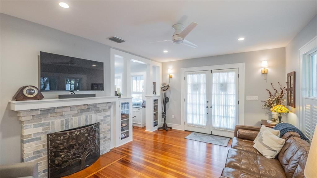 合同活跃: $698,000 (4 贝兹, 3 浴室, 2152 平方英尺)