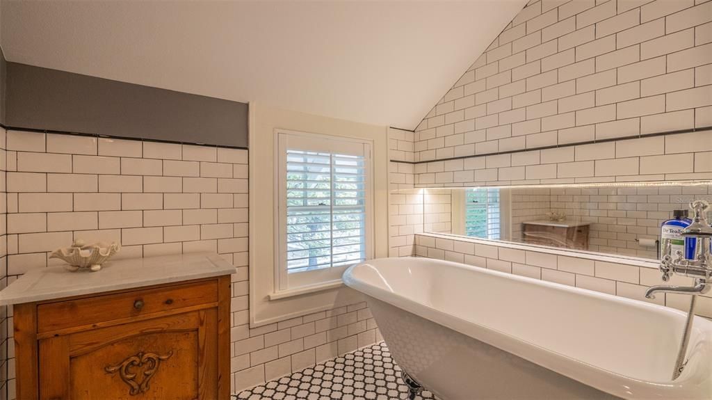 合同活跃: $698,000 (4 贝兹, 3 浴室, 2152 平方英尺)