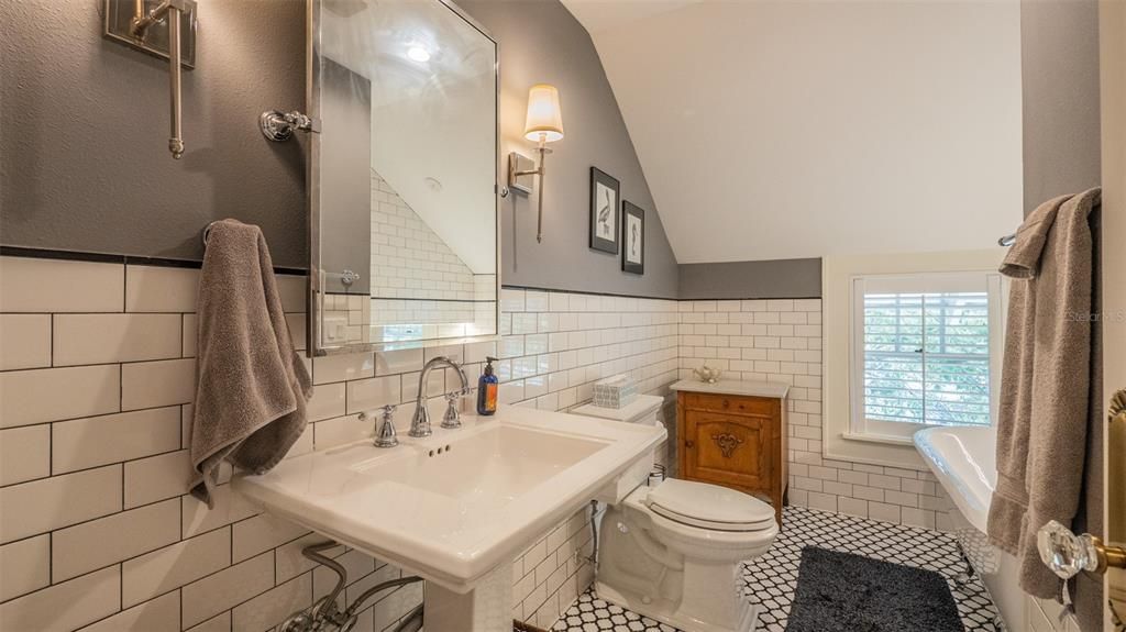 合同活跃: $698,000 (4 贝兹, 3 浴室, 2152 平方英尺)