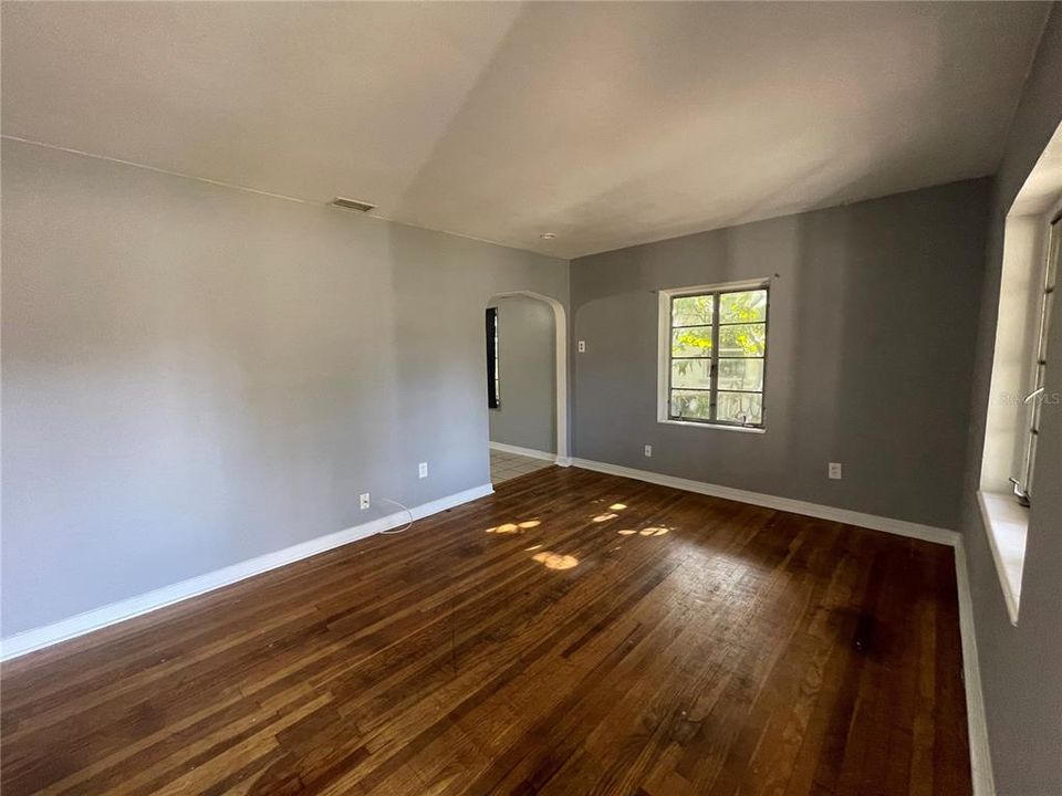 合同活跃: $1,899 (2 贝兹, 1 浴室, 1333 平方英尺)