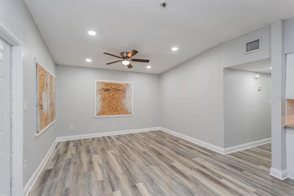 Activo con contrato: $229,000 (4 camas, 2 baños, 1012 Pies cuadrados)