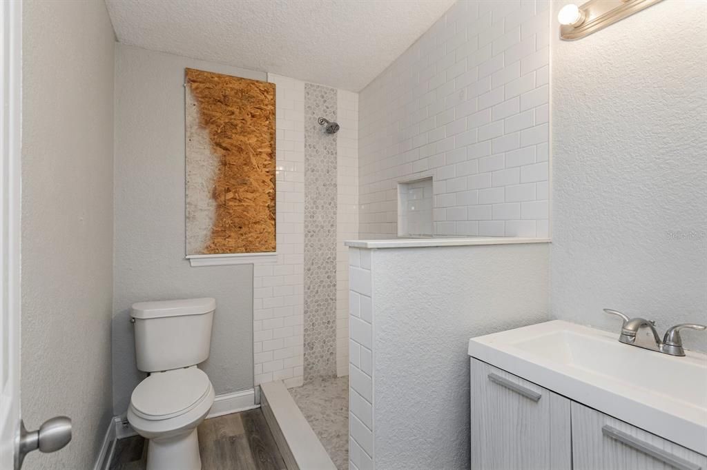 Activo con contrato: $229,000 (4 camas, 2 baños, 1012 Pies cuadrados)