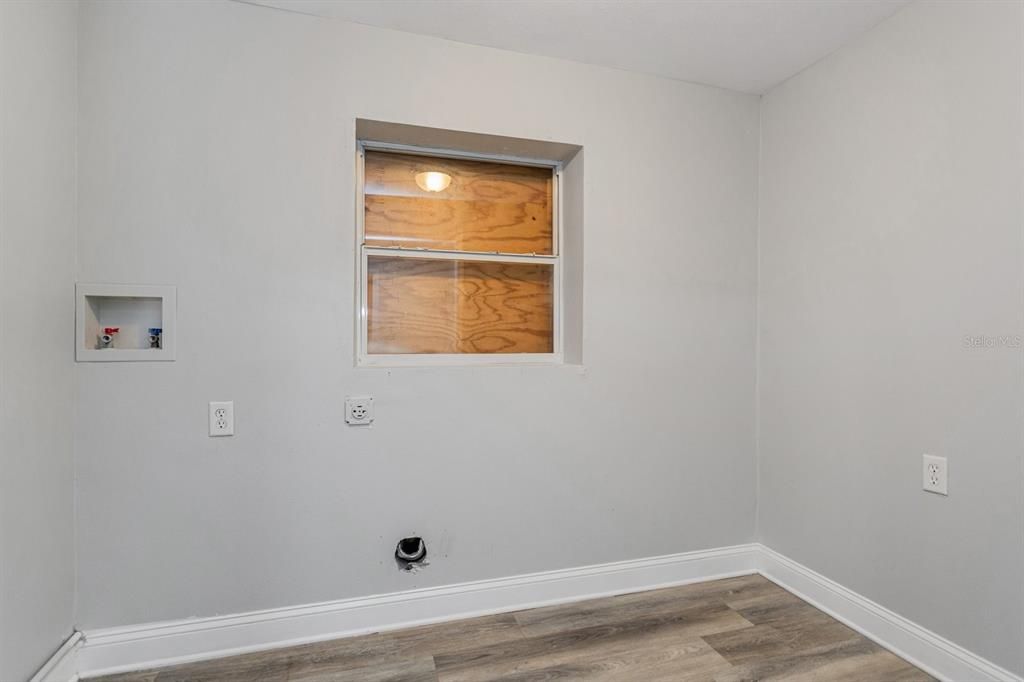 Activo con contrato: $229,000 (4 camas, 2 baños, 1012 Pies cuadrados)