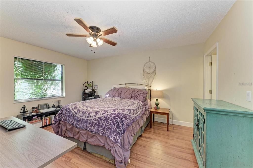 For Sale: $199,999 (2 beds, 2 baths, 1091 Square Feet)