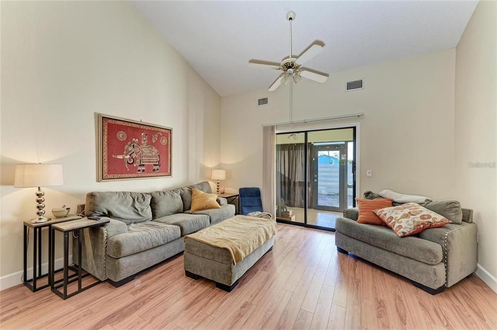For Sale: $199,999 (2 beds, 2 baths, 1091 Square Feet)