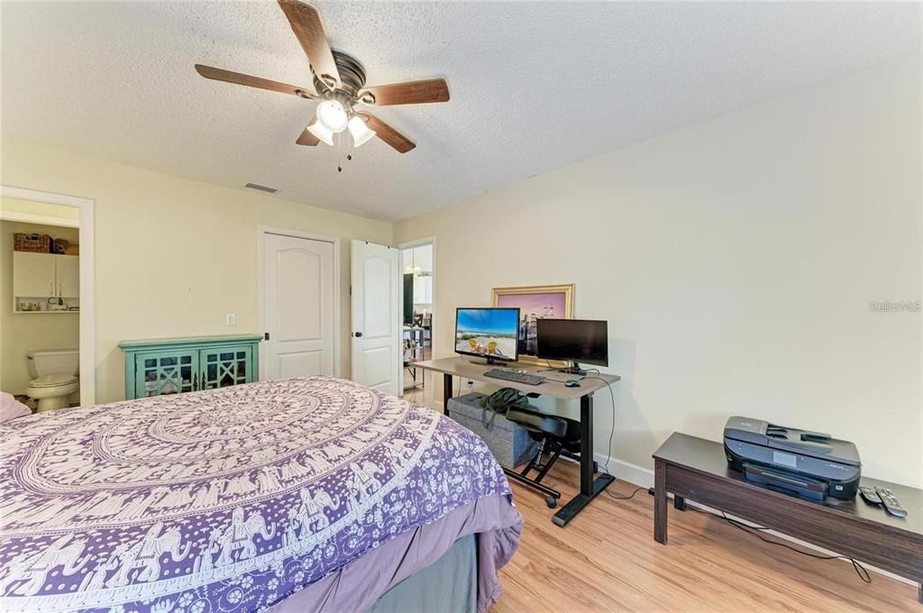 For Sale: $199,999 (2 beds, 2 baths, 1091 Square Feet)