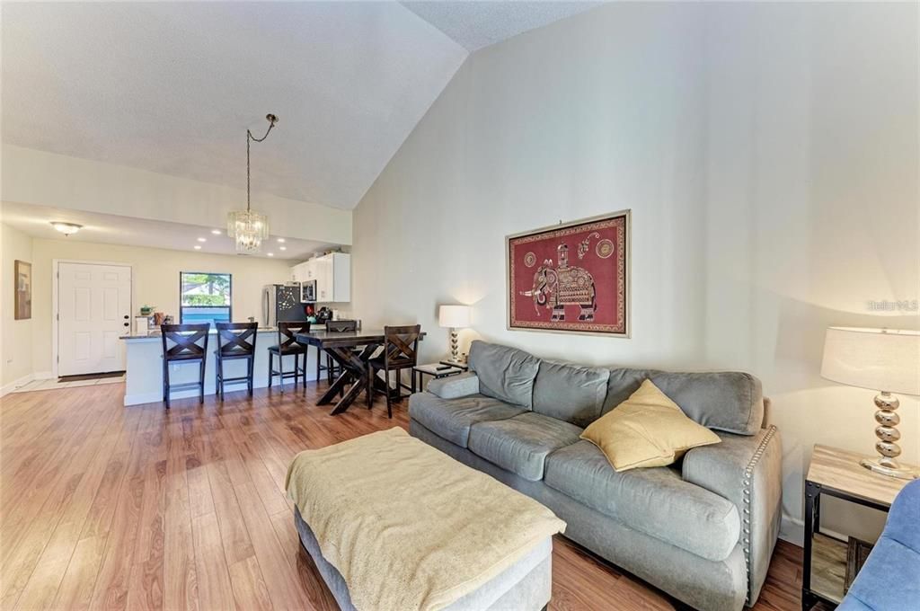 For Sale: $199,999 (2 beds, 2 baths, 1091 Square Feet)